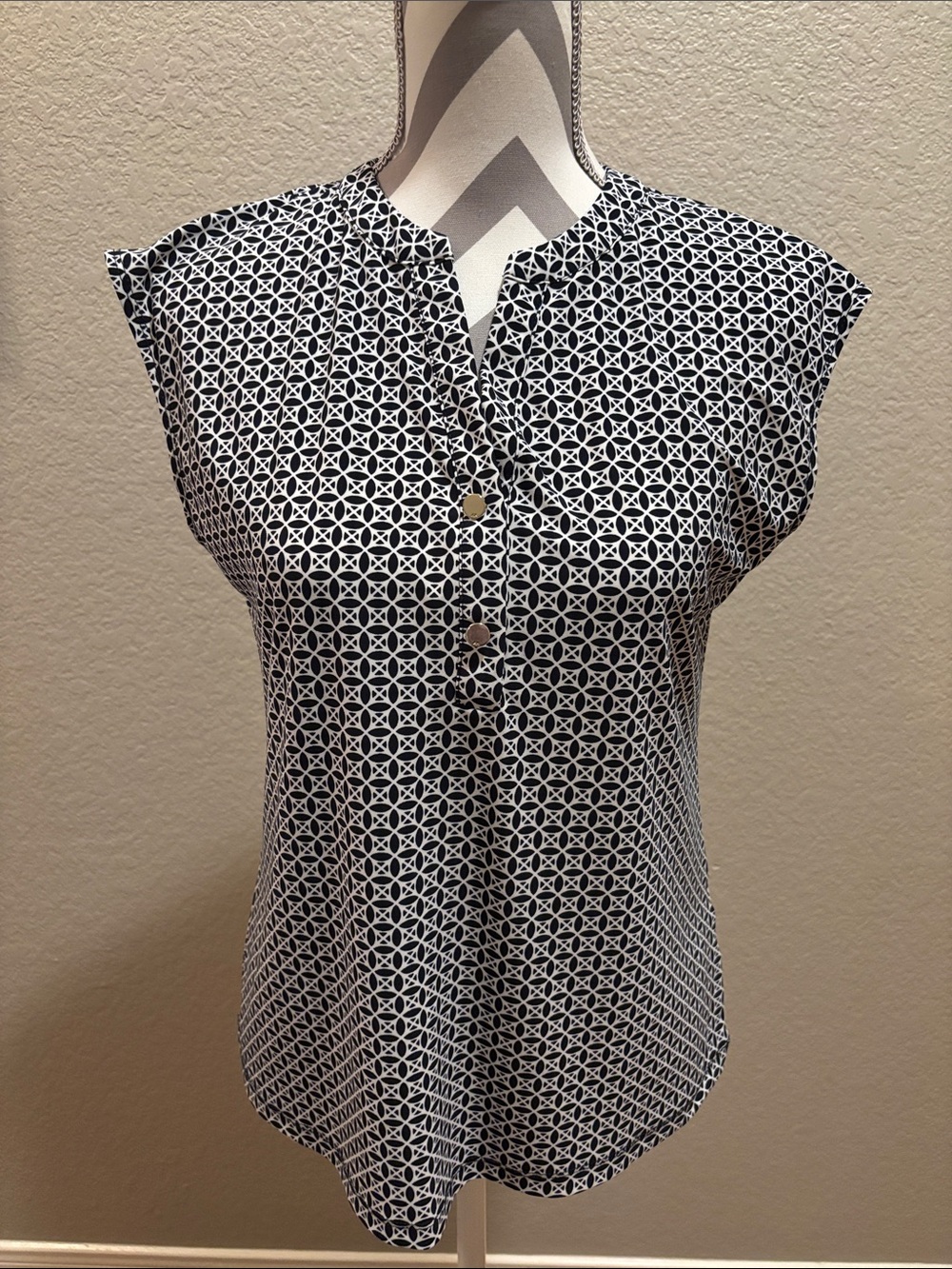 Anne Klein Black & White Geometric Cap-Sleeve Blouse